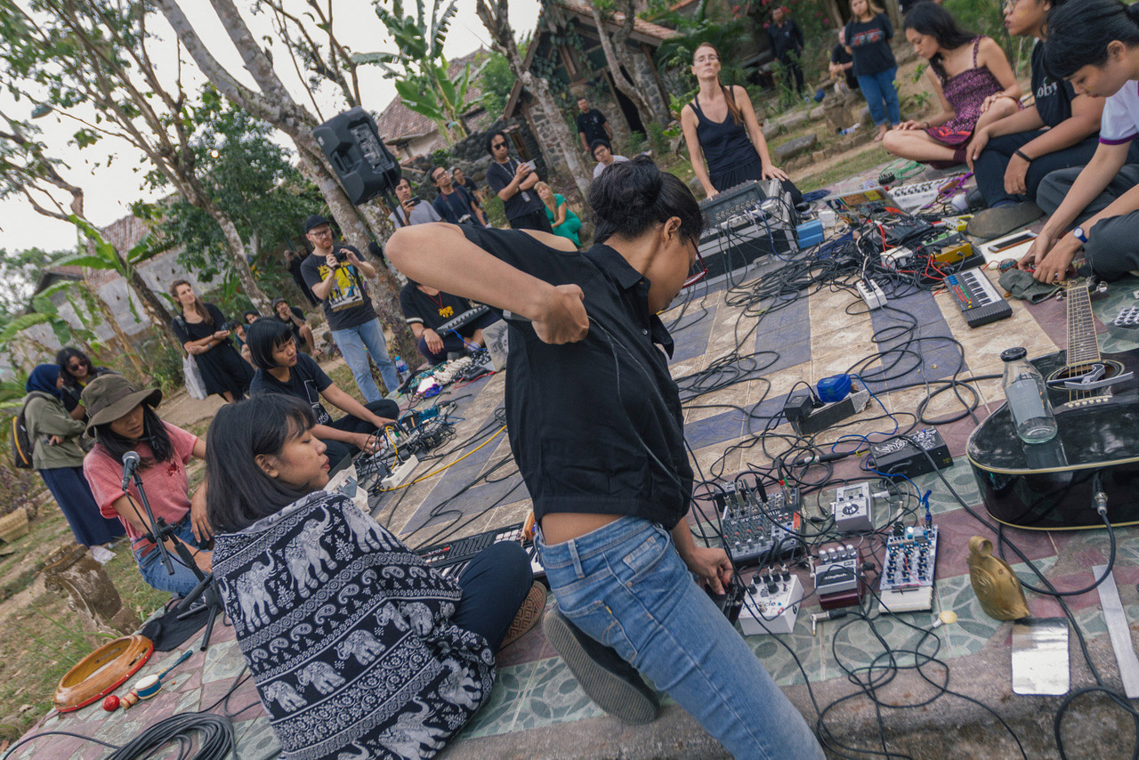 Menstrual Synthdrone performing with the »Sonic Wilderness« group at Nusasonic Yogyakarta's closing event at Elo Progo.