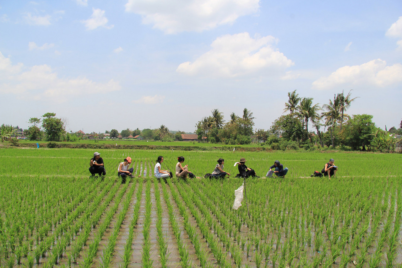The participants of the »Sonic Wilderness« artistic lab, led by AGF, out recording during Nusasonic Yogyakarta.
