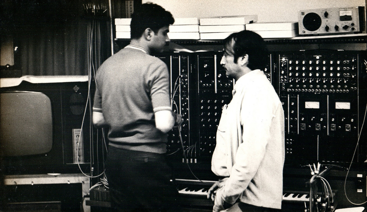 Composing with the MOOG synthesizer at the electronic studio of the NID, aprox. 1970