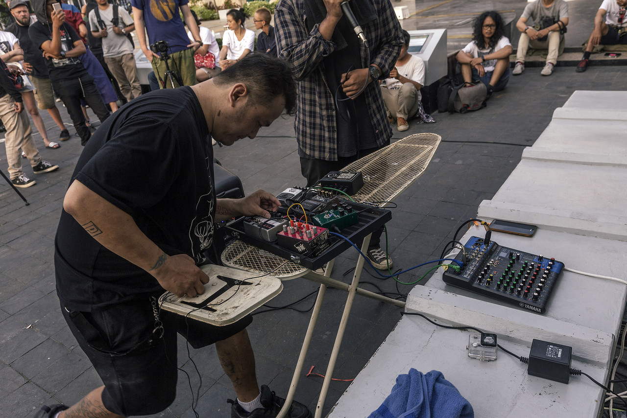 Jogja Noise Bombing's Indra Menus performing during Nusasonic Yogyakarta.