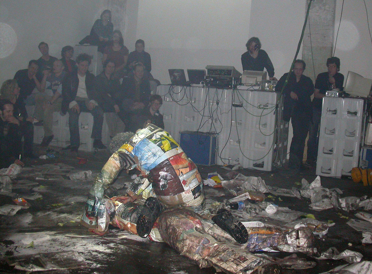 »Konsum Wrestling« performance by Column One at Maria am Ostbahnhof.