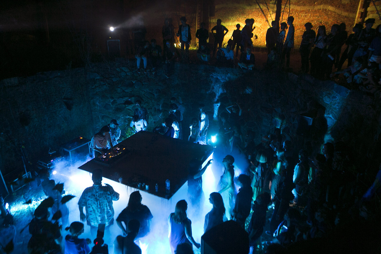 Mobilegirl djing at Nusasonic Yogyakarta's closing night at Elo Progo.